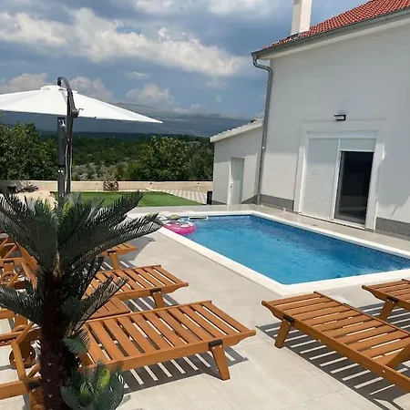 Mediterranean 5 House With Pool